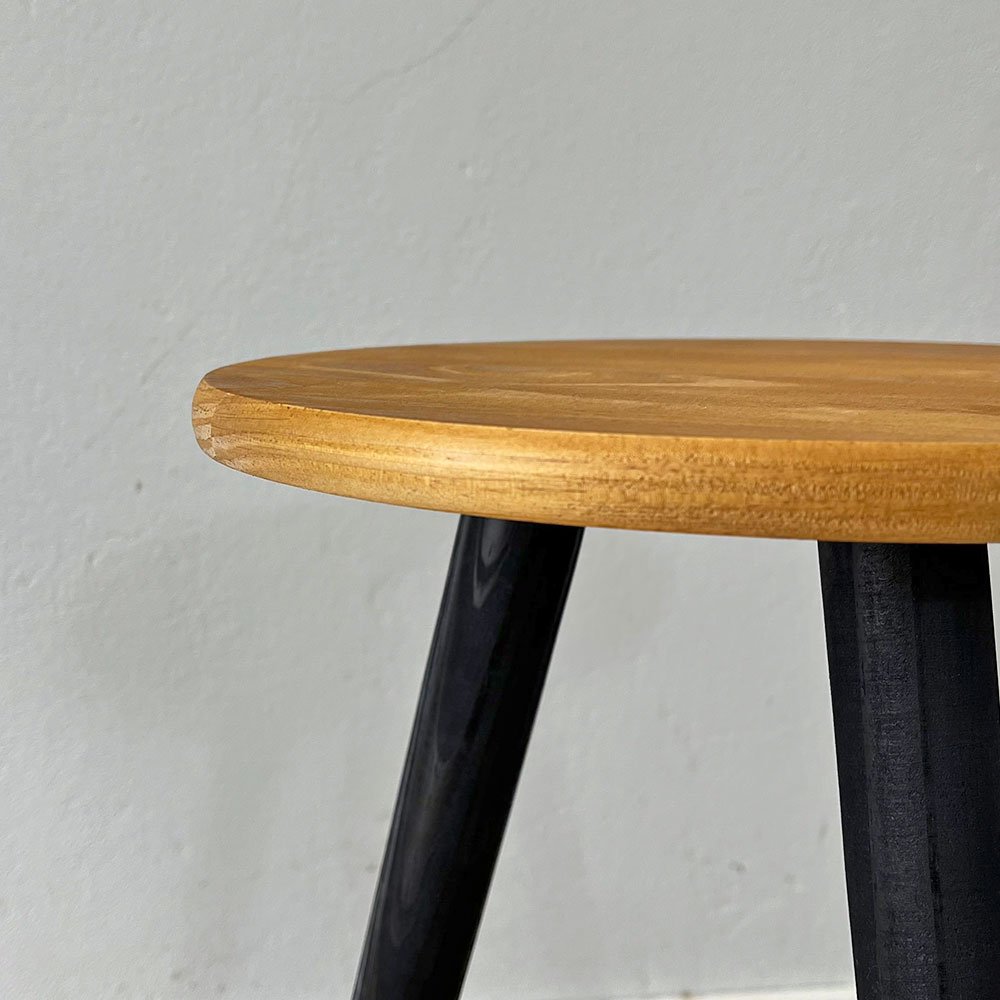 mesa lateral redonda com pe palito de madeira nozes e preto5