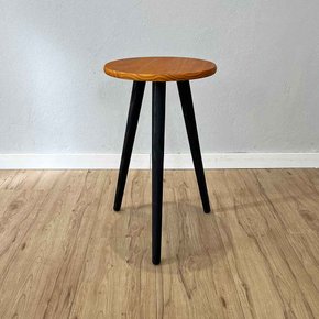 mesa lateral redonda com pe palito de madeira carvalho e preto4