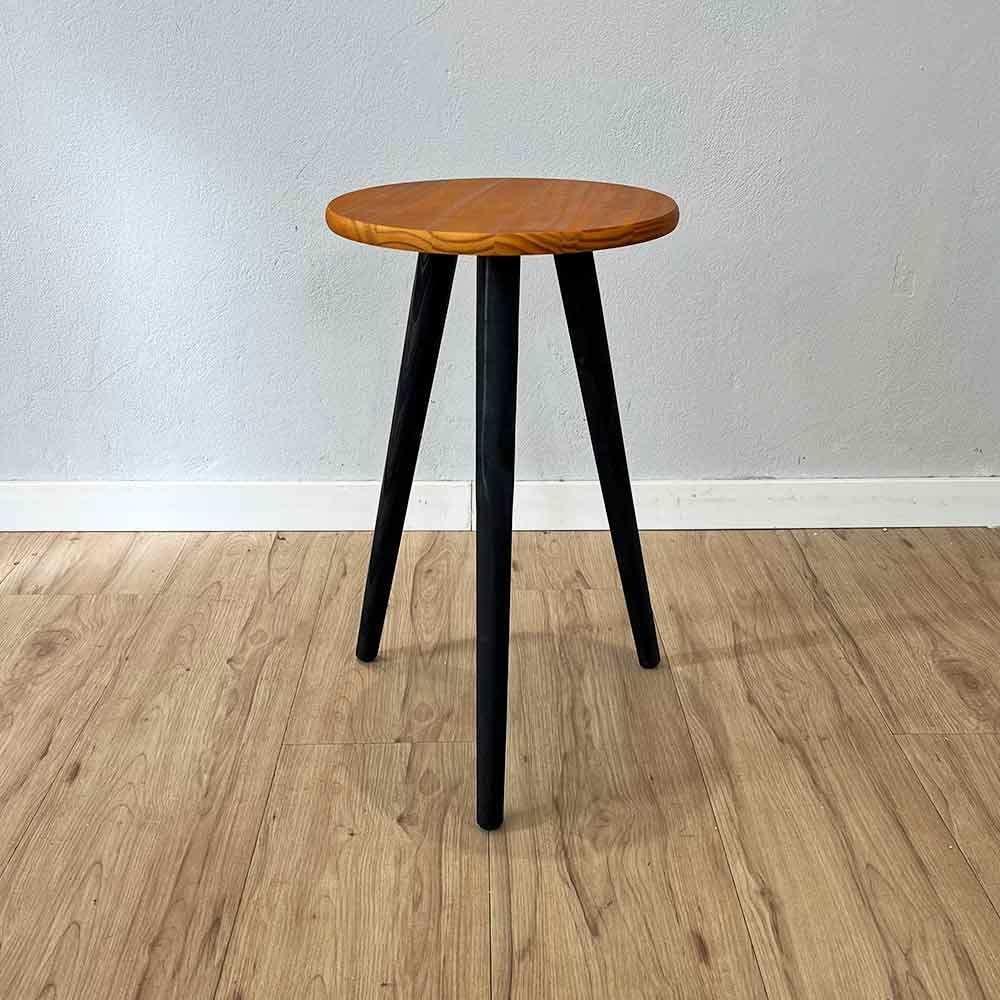 mesa lateral redonda com pe palito de madeira carvalho e preto4