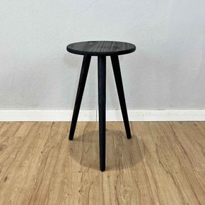 mesa lateral redonda com pe palito de madeira preto5