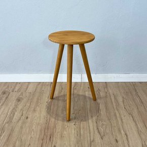 mesa lateral redonda com pe palito de madeira nozes frontal