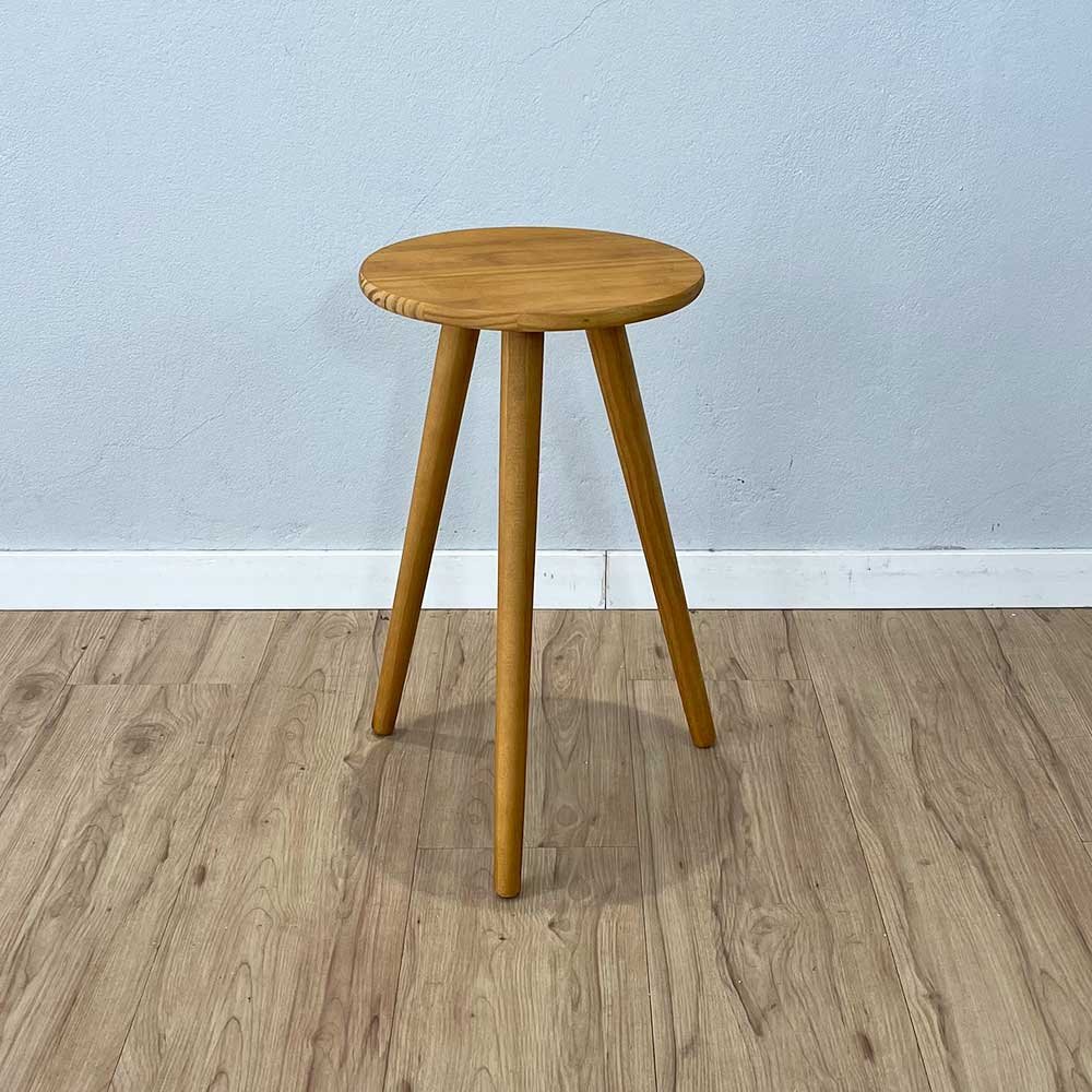 mesa lateral redonda com pe palito de madeira nozes