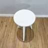 mesa lateral redonda com pe palito de madeira branco3