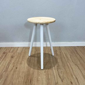 mesa lateral redonda com pe palito de madeira natural e branco