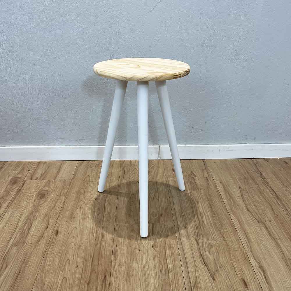 mesa lateral redonda com pe palito de madeira natural e branco