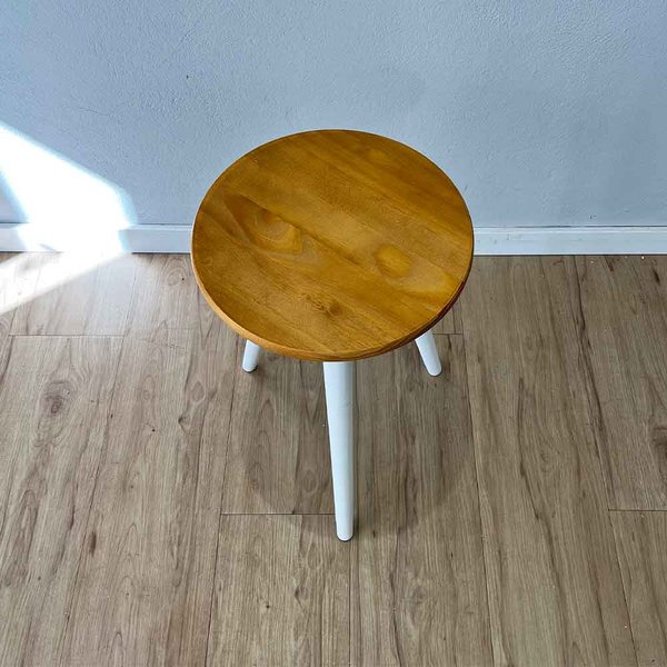 mesa lateral redonda com pe palito de madeira nozes e branco