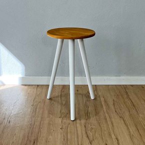 mesa lateral redonda com pe palito de madeira nozes e branco2