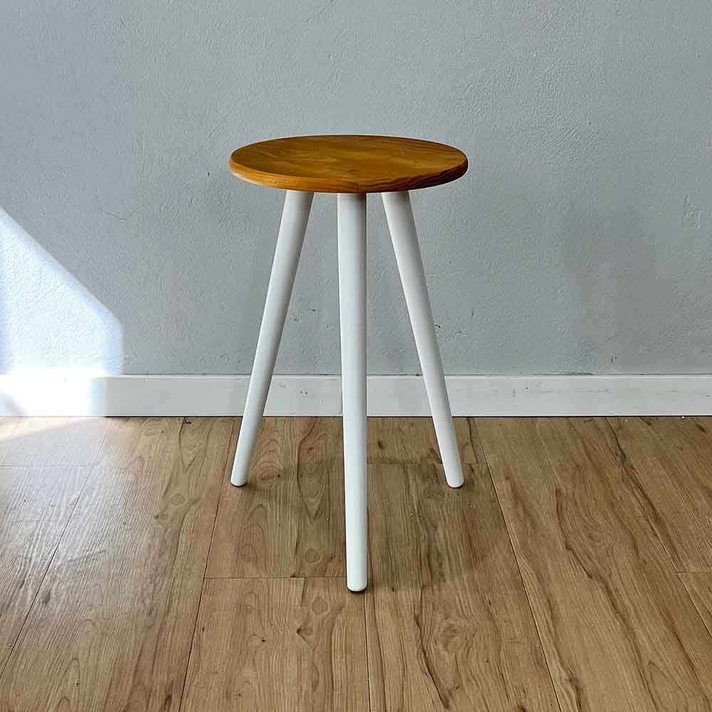 mesa lateral redonda com pe palito de madeira nozes e branco2