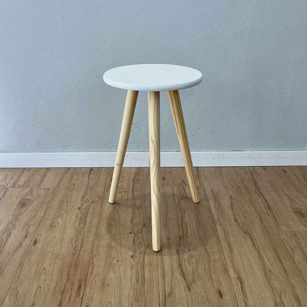 mesa lateral redonda com pe palito de madeira branco e natural4