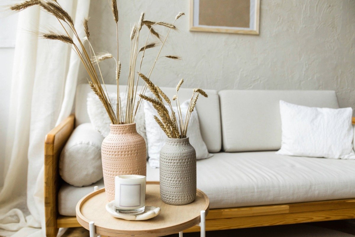 ambiente com sofa e mesa de centro em tons claros