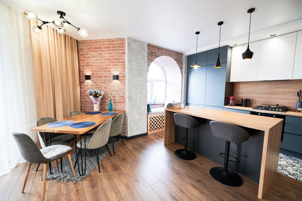 espaco multifuncional com cozinha e sala de jantar