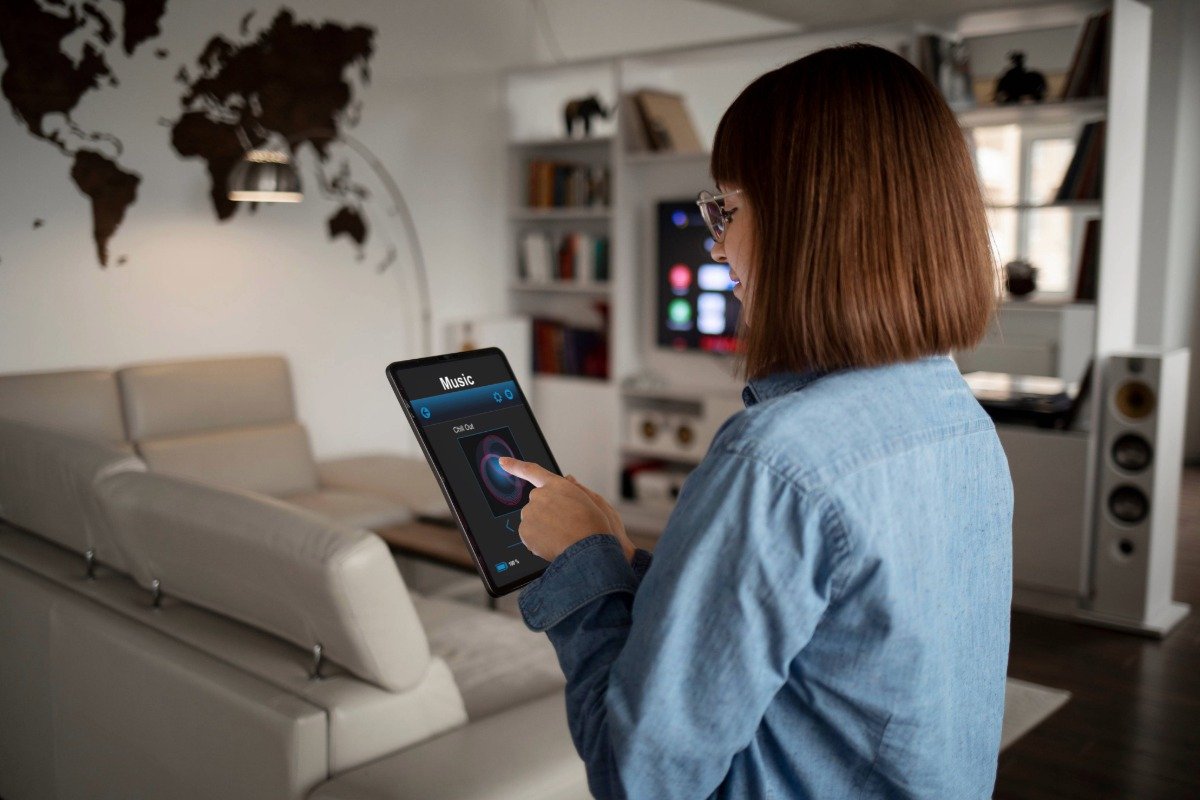 mulher mexendo no tablet