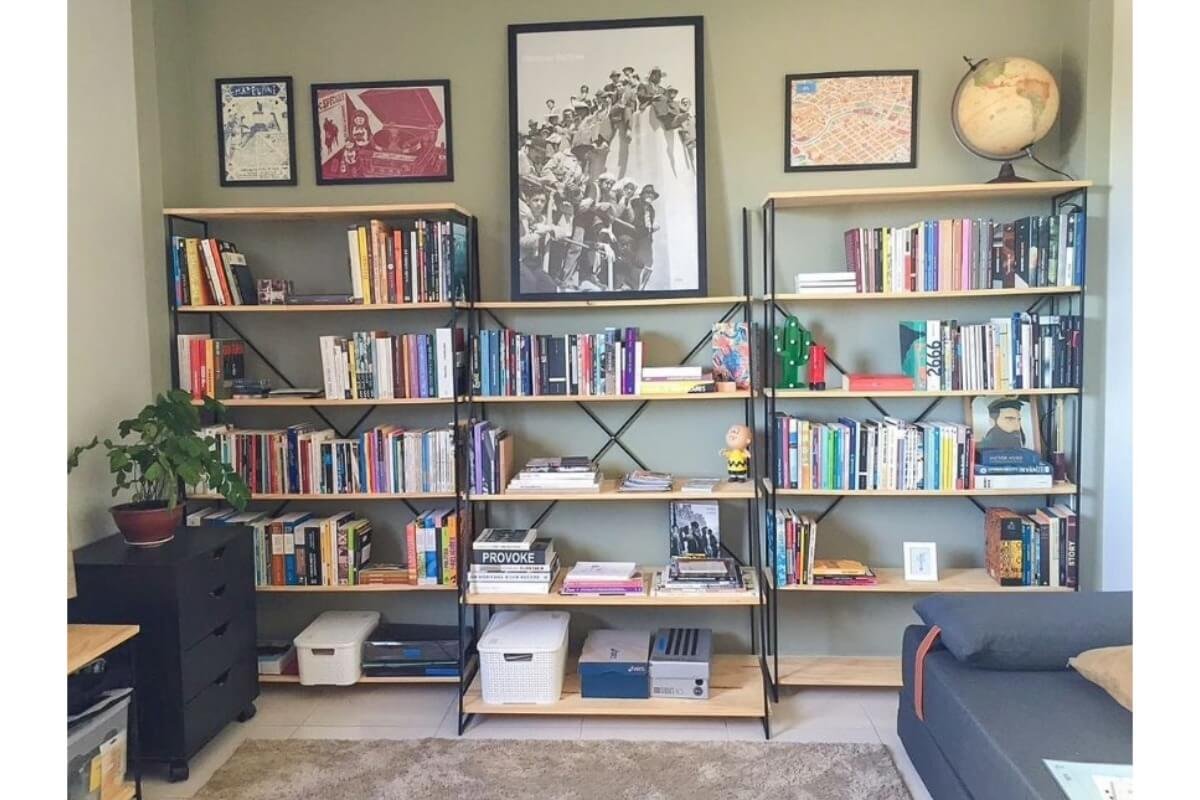 estante estilo industrial com livros