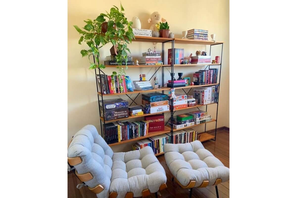 estante industrial com livros