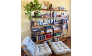 estante industrial com livros