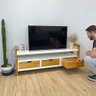 08 rack de tv de madeira pinus linea com 3 gavetas branco e nozes
