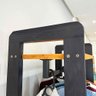 arara de roupas de madeira pinus linea slim carvalho e preto6