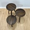 trio de mesas lateral redondas com pe palito de madeira tabaco