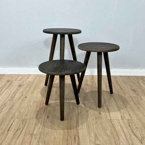 trio de mesas lateral redondas com pe palito de madeira tabaco5