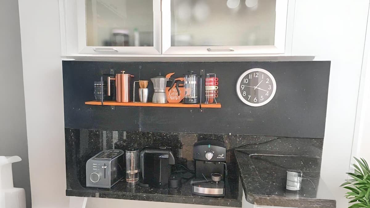 cozinha com prateleira suspensa