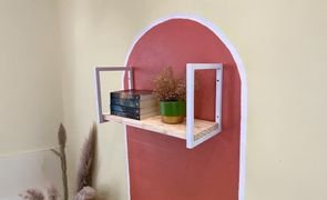 ambiente de casa com prateleira suspensa