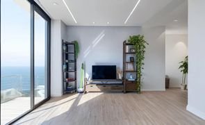 sala de casa com vista para o mar