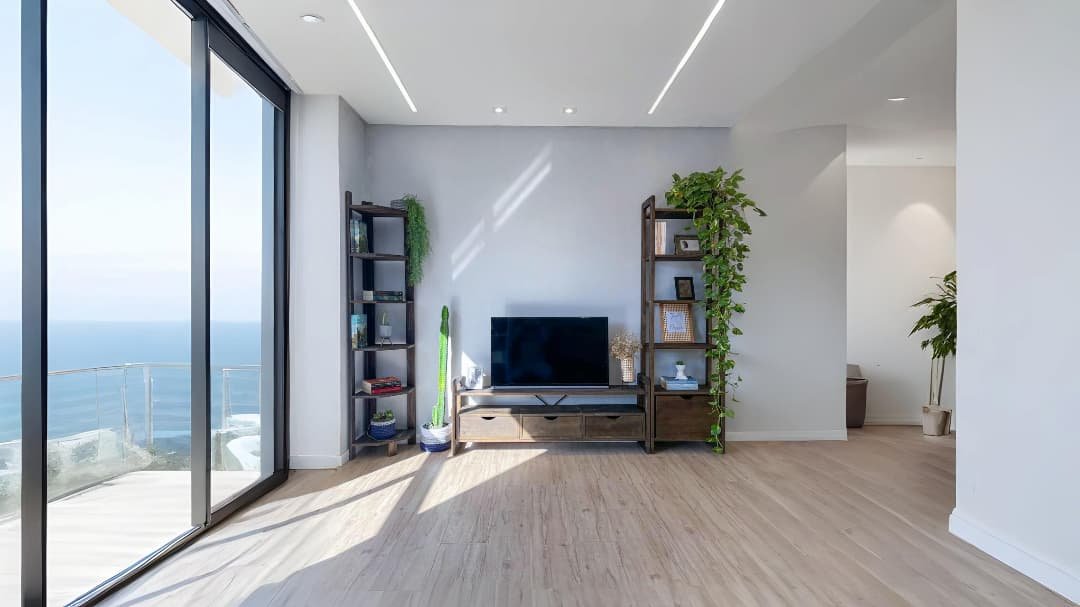 sala de casa com vista para o mar