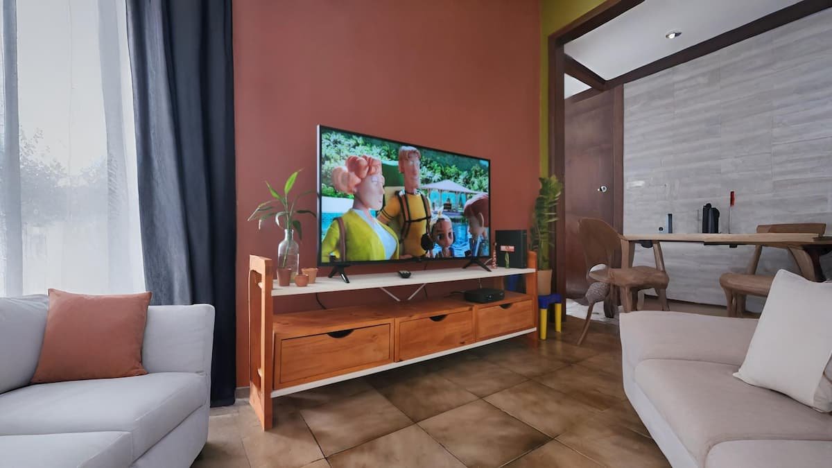 sala de tv decorada com cores quentes