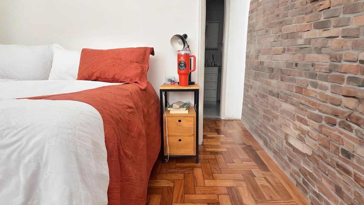 quarto decorado com cores quentes