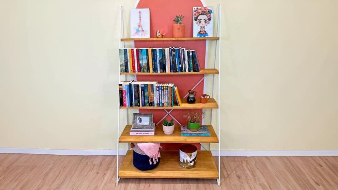 estante de livros decorando escritorio