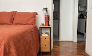 mesa de cabeceira ao lado da cama