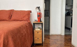 mesa de cabeceira ao lado da cama