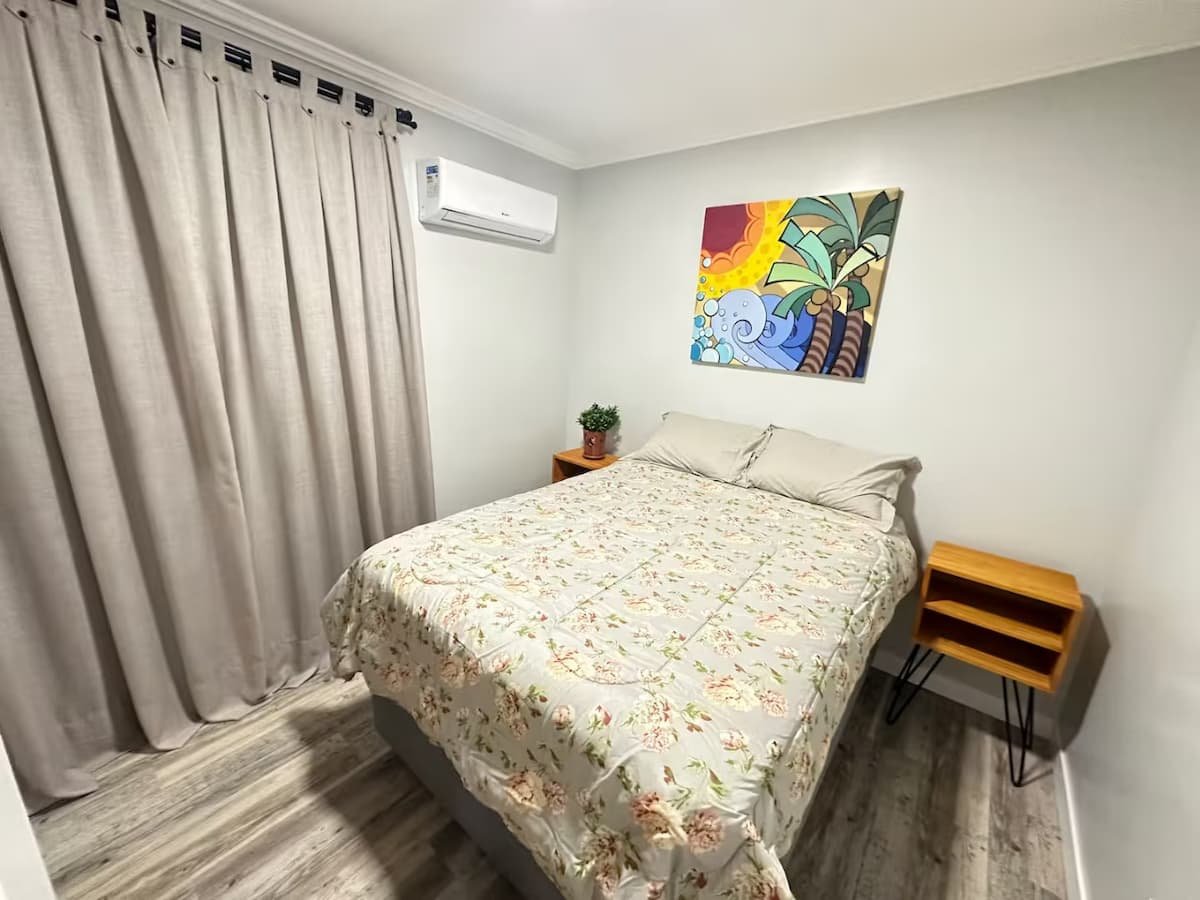 quarto com cama mesa de cabeceira