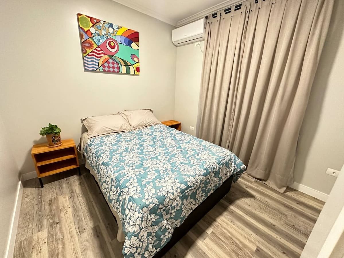 mesa de cabeceira e cama posta