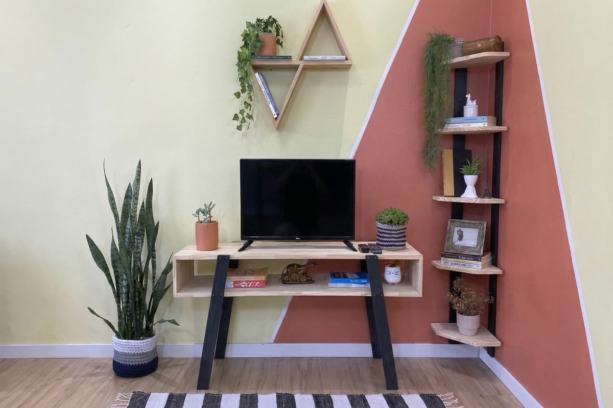 sala de casa com nichos na parede