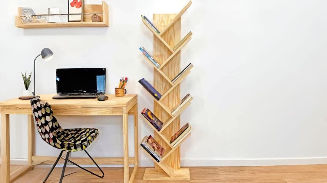 estante de madeira ao lado de escrivaninha