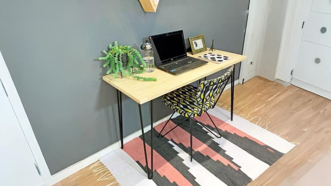 escrivaninha com notebook em cima