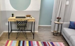 sala com escrivaninha e notebook