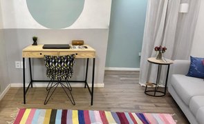 sala com escrivaninha e notebook