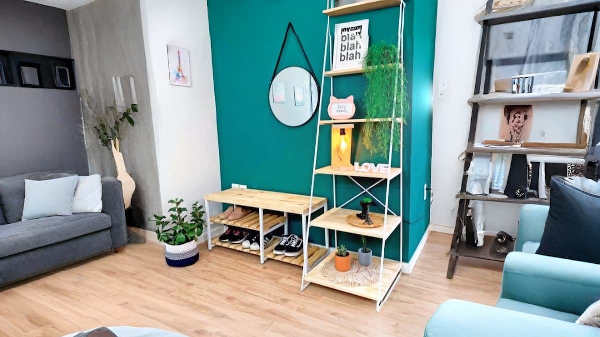 hall de entrada com moveis de madeira e ferro