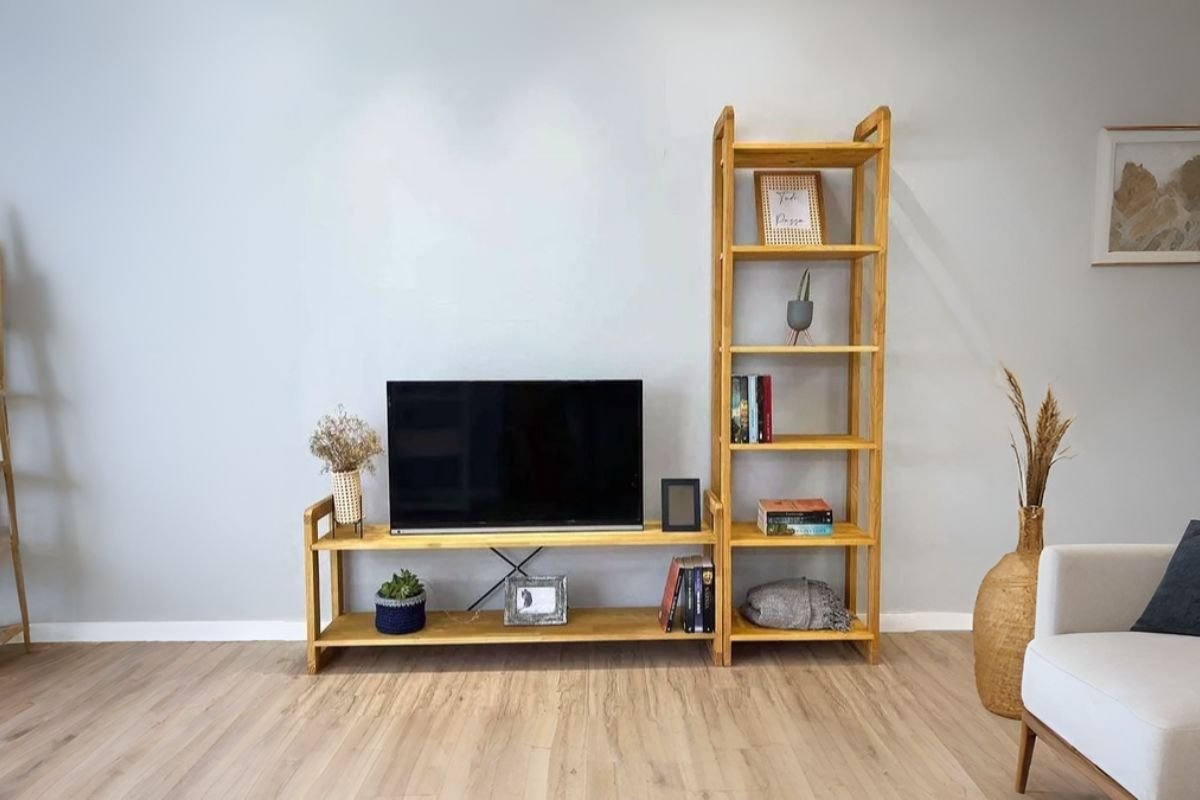 estante de madeira de pinus em cor natural com tv e outro objetos