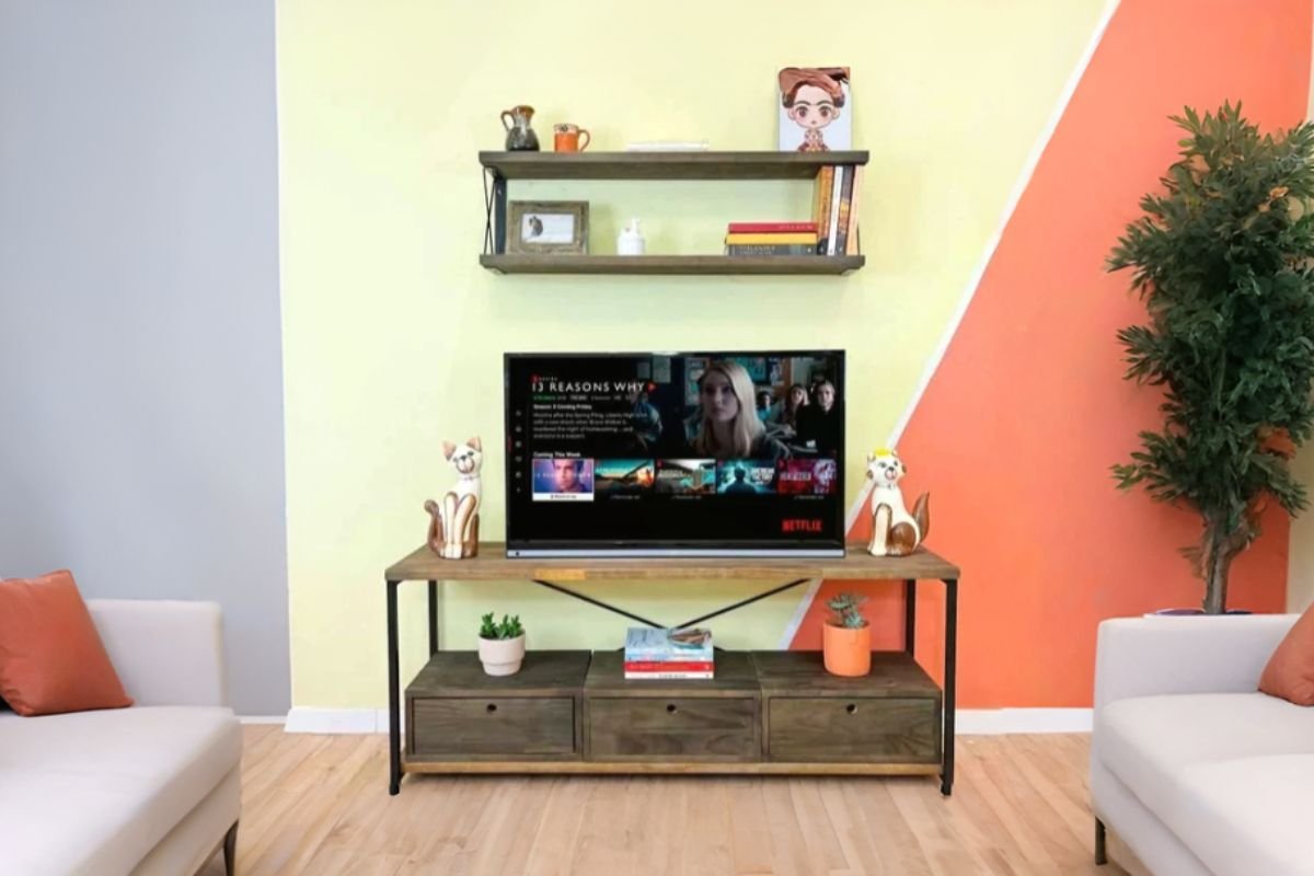 sala de estar com rack de madeira para tv