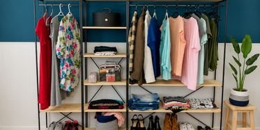 Arara de roupas industrial no quarto: quando faz sentido, como posicionar e o que mostrar ou esconder