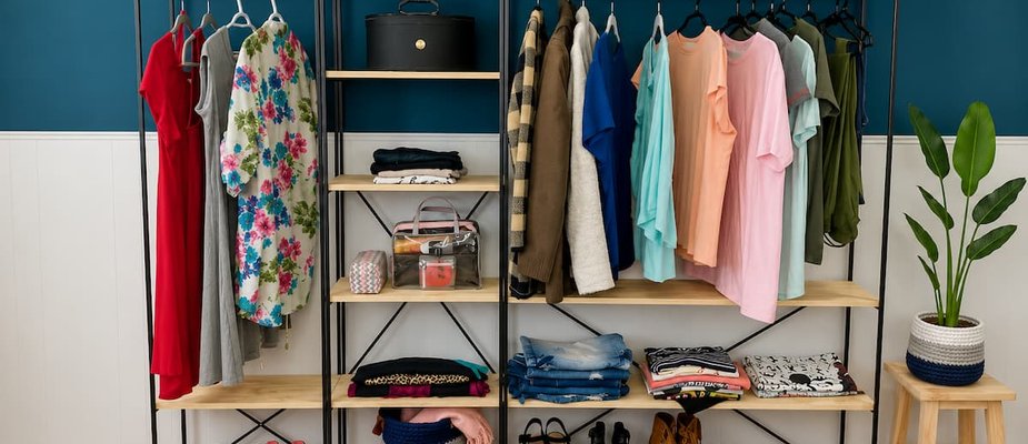 Arara de roupas industrial no quarto: quando faz sentido, como posicionar e o que mostrar ou esconder