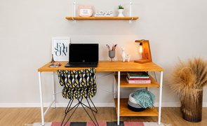 mesa de computador feita de pinus maciço