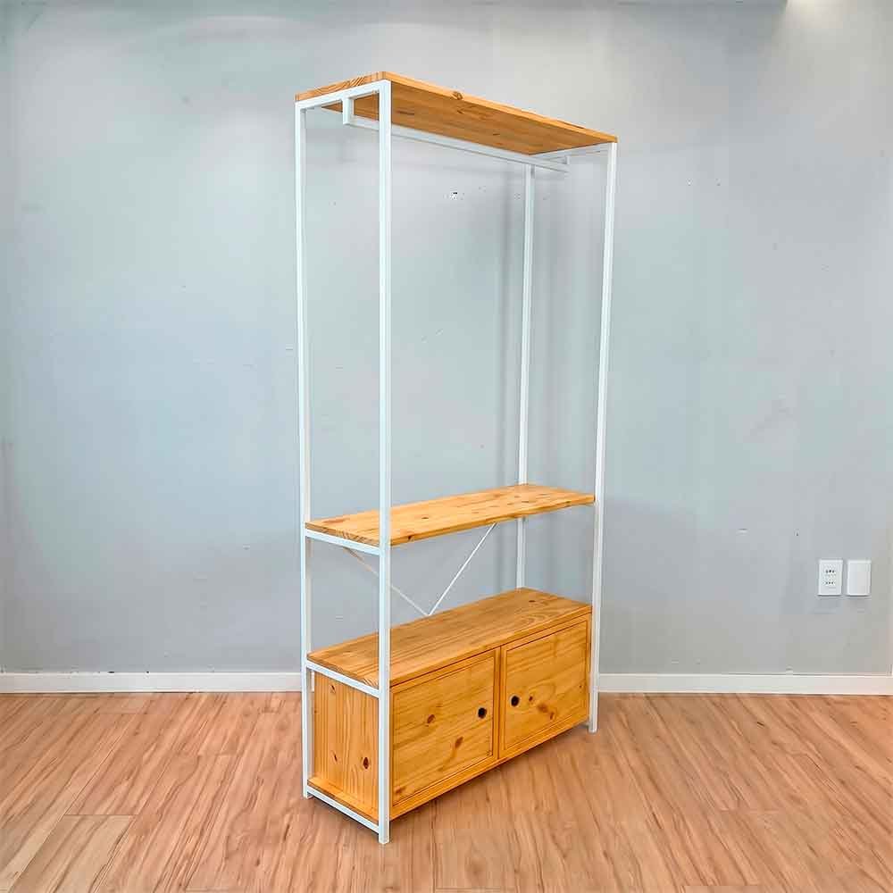 arara de roupas industrial ferro e madeira 2 nichos com porta high style ample nozes e branco1