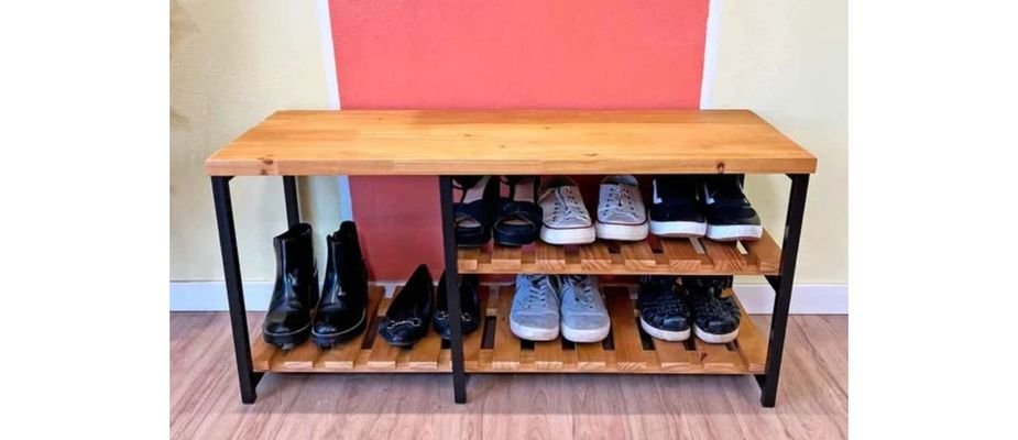 Sapateira de madeira e ferro: como usar no hall de entrada de forma funcional e elegante