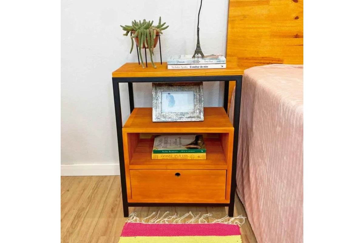 mesa de cabeceira em quarto infantil